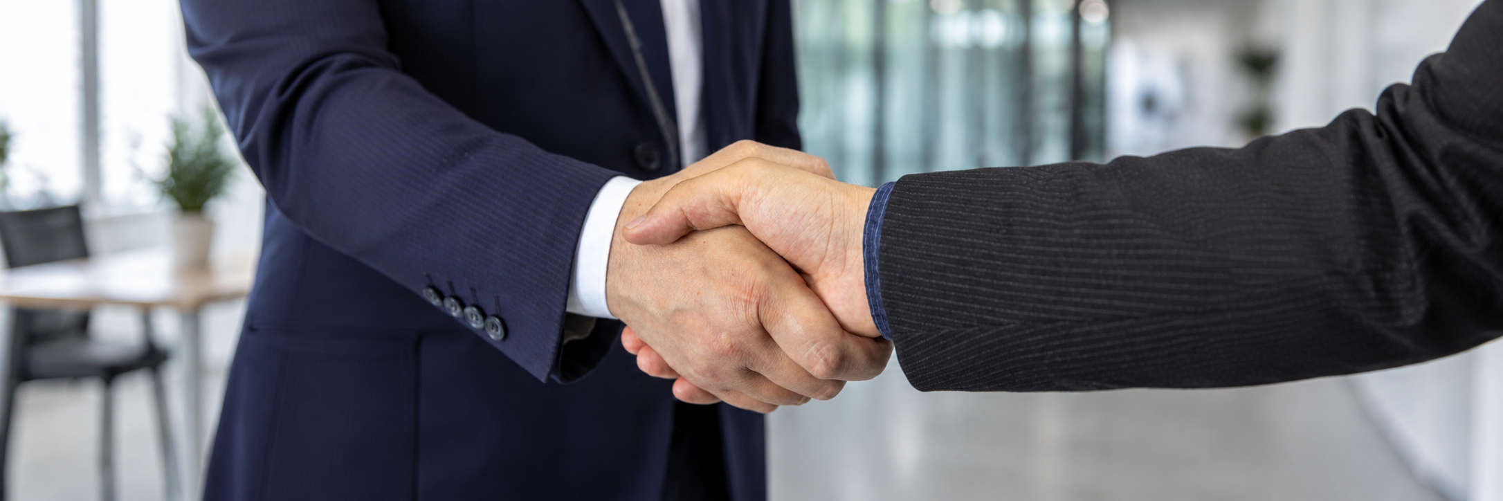 Aperto de mãos representando parceria empresarial